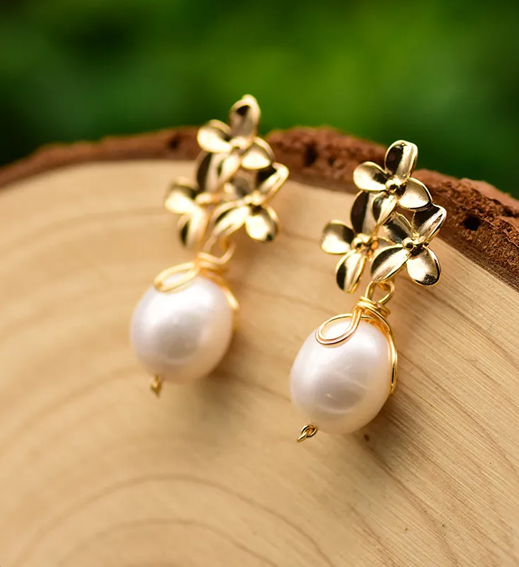 Women’s Gold-Tone Geometric Flat Pearl Earrings – Vintage Baroque Style