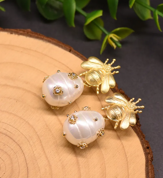 Women’s Gold-Tone Geometric Flat Pearl Earrings – Vintage Baroque Style