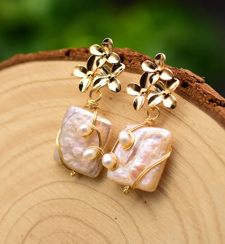 Women’s Gold-Tone Geometric Flat Pearl Earrings – Vintage Baroque Style