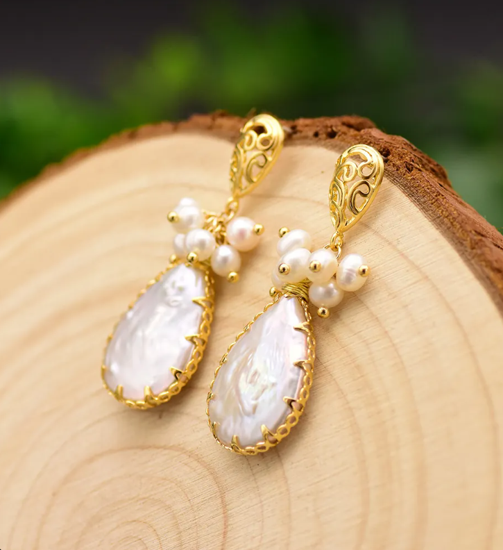 Women’s Gold-Tone Geometric Flat Pearl Earrings – Vintage Baroque Style